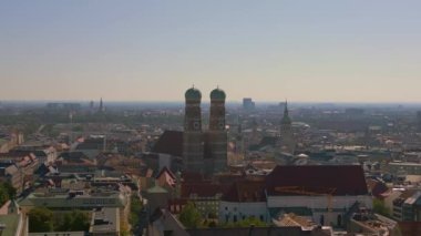 Frauenkirche Kilisesi 'nin Münih Kuleleri Eski Şehir, Almanya Bavyera, Yaz Açık Gökyüzü Günü 23. Panorama Hava Aracı 4k sineması 