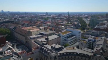 Frauenkirche Kilisesi 'nin Münih Kuleleri Eski Kasaba, Almanya Bavyera, yaz açık gökyüzü gün 23 rotasyon sağ İHA 4k sinematik 