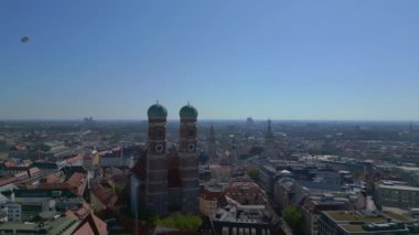 Frauenkirche Kilisesi 'nin Münih Kuleleri Eski Kasaba, Almanya Bavyera, Yaz ayları açık gökyüzü 23. Panorama İnsansız Hava Aracı 4k hava aracı. 