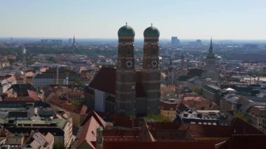 Frauenkirche Kilisesi 'nin Münih Kuleleri Eski Şehir, Almanya Bavyera, Yaz Açık Gökyüzü Günü 23. Panorama Hava Aracı 4k sineması 