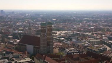 Frauenkirche Kilisesi 'nin Münih Kuleleri. Eski kasaba, Almanya Bavyera, yaz ayları açık gökyüzü. 23. 