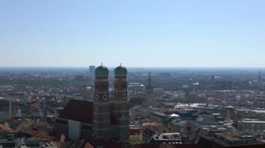 Frauenkirche Kilisesi 'nin Münih Kuleleri Eski Kasaba, Almanya Bavyera, Yaz ayları açık gökyüzü 23. Panorama İnsansız Hava Aracı 4k hava aracı. 