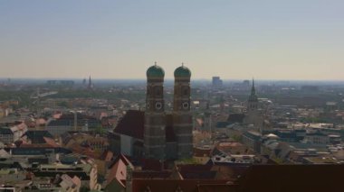 Frauenkirche Kilisesi 'nin Münih Kuleleri Eski Kasaba, Almanya Bavyera, Yaz ayının berrak gökyüzü günü 23. 