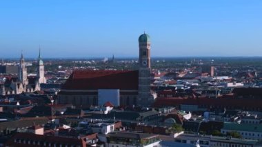 Frauenkirche Kilisesi 'nin Münih Kuleleri Eski Kasaba, Almanya Bavyera, Yaz ayları açık gökyüzü 23. Panorama İnsansız Hava Aracı 4k hava aracı. 