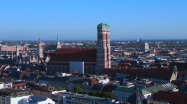 Frauenkirche Kilisesi 'nin Münih Kuleleri. Eski kasaba, Almanya Bavyera, yaz ayları açık gökyüzü. 23. 