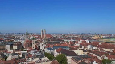 Münih Kiliseleri Eski Şehir Frauenkirche, St. Peter, Almanya Bavyera, yaz ayları açık gökyüzü, 23. Statik tripod 4k sinemada süzülüyor.