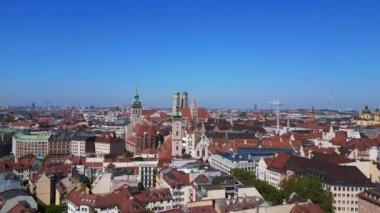 Münih Kiliseleri Eski Şehir Frauenkirche, St. Peter, Almanya Bavyera, Yaz ayının berrak gökyüzü günü 23. Hava aracı 4k sinemasını çökertti