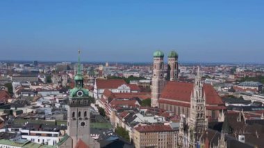 Münih Kiliseleri Eski Şehir Frauenkirche, St. Peter, Almanya Bavyera, Yaz ayının berrak gökyüzü günü 23. Hava aracı 4k sinemasını çökertti