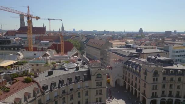 ミュンヘンタワー オールドタウン ドイツ バイエルン 夏の晴れた空の日 アセンデッドドローン4K映画 — ストック動画