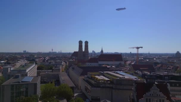 德国巴伐利亚弗劳恩基什教堂旧城慕尼黑塔楼 夏日晴朗的天空23 飞越无人驾驶飞机4K — 图库视频影像