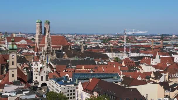 德国巴伐利亚 圣彼得 慕尼黑城市教堂旧城弗劳恩基什 夏日晴朗的天空23 上升无人驾驶4K电影 — 图库视频影像