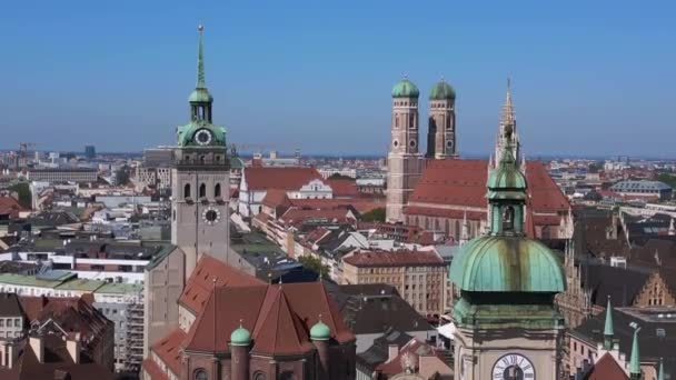 ミュンヘン市チャーチの古い町Kurche セントピーター ドイツのバイエルン 夏の澄んだ空の日 ドローン4K映画を上げ上げる — ストック動画