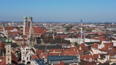 Münih Kiliseleri Eski Şehir Frauenkirche, St. Peter, Almanya Bavyera, yaz açık gökyüzü, 23. Panorama genel hava aracı 4k sineması