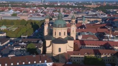 Münih Tiyatro Kilisesi Eski Şehir Merkezi, Almanya Bavyera, yaz açık gökyüzü 23. Geniş yörünge göz gezisi İHA 4k sineması