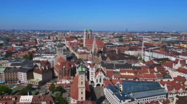 Münih Kiliseleri Eski Şehir Frauenkirche, St. Peter, Almanya Bavyera, Yaz ayının açık gökyüzü günü 23. uçuş üstü insansız hava aracı 4k sineması
