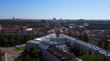 Münih Kiliseleri Eski Şehir Frauenkirche, St. Peter, Almanya Bavyera, yaz açık gökyüzü günü 23 rotasyonlu sağ İHA 4K sinemasal