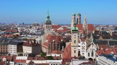 Münih Kiliseleri Eski Şehir Frauenkirche, St. Peter, Almanya Bavyera, Yaz ayının açık gökyüzü günü 23. uçuş üstü insansız hava aracı 4k sineması