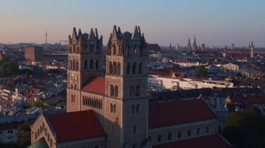 Münih nehri Isar plaj köprüsü Parkı, Almanya Bavyera, yaz açık gökyüzü akşam 23.