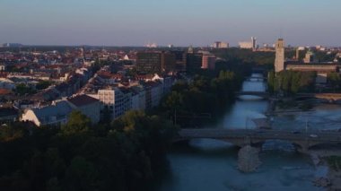 Münih nehri Isar plaj köprüsü Parkı, Almanya Bavyera, yaz açık gökyüzü akşam 23 rotasyonu sol insansız hava aracı 4k sineması