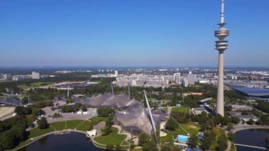 Münih Olimpiyat Parkı, Almanya Bavyera 'da çok işlevli bir stadyum. 23 gün açık gökyüzü, sağ 4k hava aracına doğru dönüyor.