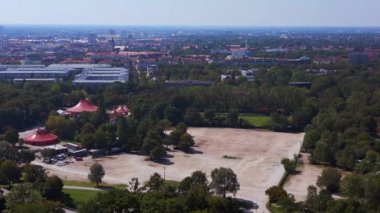 Münih Olimpiyat Parkı, Almanya Bavyera 'da çok işlevli bir stadyum. 23 gün açık gökyüzü, sağ 4k hava aracına doğru dönüyor.