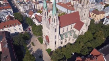 Münih 'teki Paul Kilisesi Theresienwiesen, Almanya Bavyera Kasabası güneşli gökyüzü günü 2023 İHA' sı.