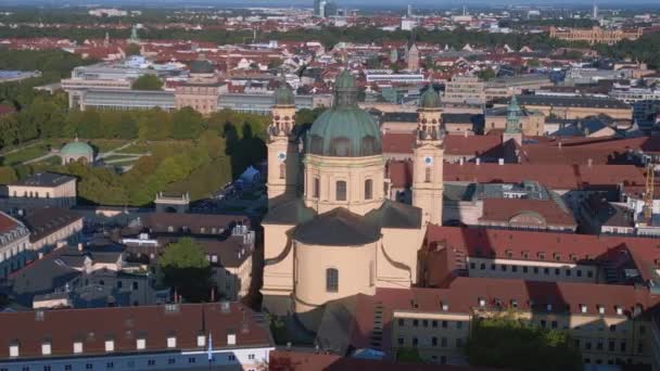 德国巴伐利亚 慕尼黑剧院教堂下城旧城中心 夏日晴朗的天空23 全景环绕无人驾驶飞机4K飞行 — 图库视频影像