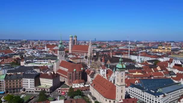 ミュンヘン市チャーチ 古い町のKurche セントピーター ドイツのバイエルン 夏のクリアな空の日 広い軌道の概要のドローン4K映画 — ストック動画