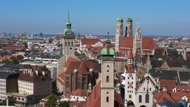 德国巴伐利亚 圣彼得 慕尼黑城市教堂旧城弗劳恩基什 夏日晴朗的天空23 砰的一声滑向了右侧无人驾驶4K — 图库视频影像