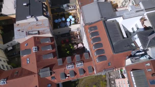 ミュンヘン市チャーチ 古い町のKurche セントピーター ドイツのバイエルン 夏のクリアな空の日 ドローン4K映画を傾ける — ストック動画