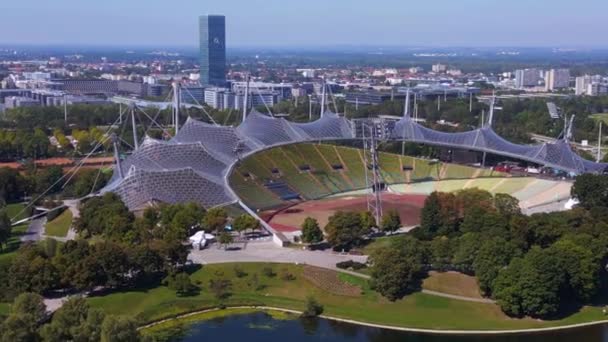 オリンピック公園の多機能スタジアムミュンヘン ドイツバイエルン 晴れた晴れた晴れた空の日 パノラマの概要ドローン4K映画 — ストック動画