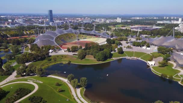 Wielofunkcyjny Stadion Monachium Parku Olimpijskim Niemcy Bawarski Słoneczny Dzień Bezchmurnego — Wideo stockowe