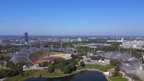 德国巴伐利亚奥林匹克公园的慕尼黑多功能体育场 阳光明媚的晴天23 升空4K — 图库视频影像