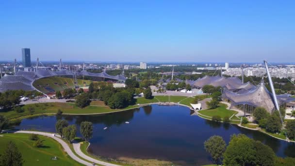 Multifuncional Estádio Munique Parque Olímpico Alemanha Bávaro Ensolarado Dia Céu — Vídeo de Stock