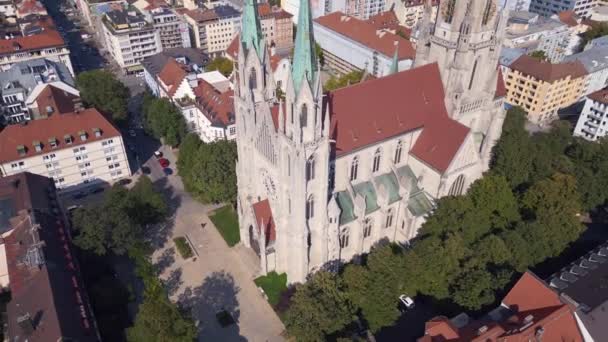 ミュンヘン市ポール教会は 晴れた晴れた空の日2023でドイツのバイエルンタウンテレジエンヌで ドローン上部ビュー4K映画 — ストック動画