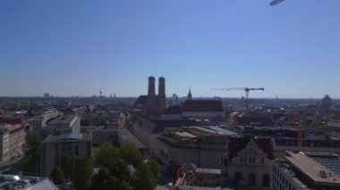 Frauenkirche Kilisesi 'nin Münih Kuleleri Eski Kasaba, Almanya Bavyera, Yaz açık gökyüzü 23. Panorama İHA 4k. 