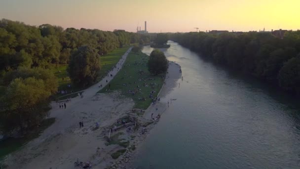 Rio Munique Isar Beach Bridge Park Alemanha Baviera Verão Céu — Vídeo de Stock