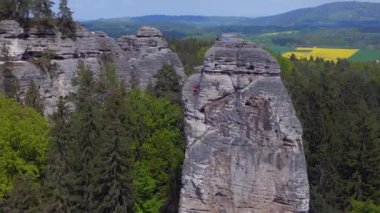 Czech Cumhuriyeti Mary Rock View dağları doğa tepeleri bohem cenneti baharı 2023 Panorama genel bakış İHA 4k sinematik görüntüler.