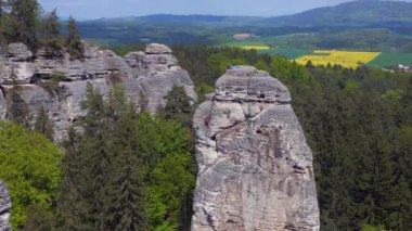 Czech Cumhuriyeti Mary Rock View dağları doğa tepeleri bohem cenneti baharı 2023 İHA 4k aşağı inen sinematik görüntüler.