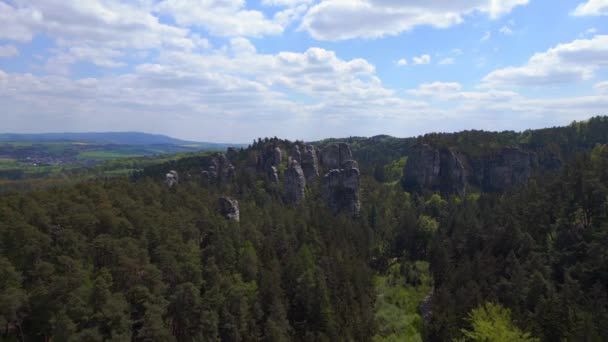 Bohemian Paradise Hill Forest Rocks República Checa Primavera 2023 Sobrevuelo — Vídeo de stock