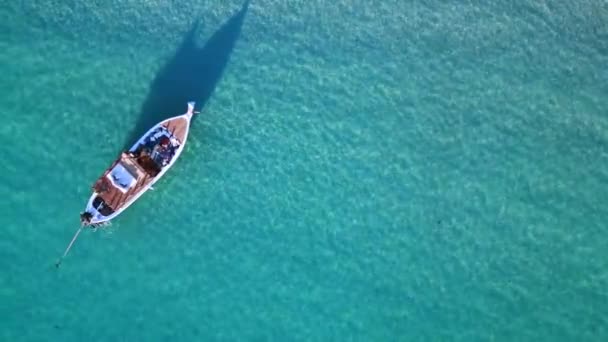 Тайская Длинная Хвостовая Лодка Пляже Заливной Лагуны Таиланд Лето 2022 — стоковое видео