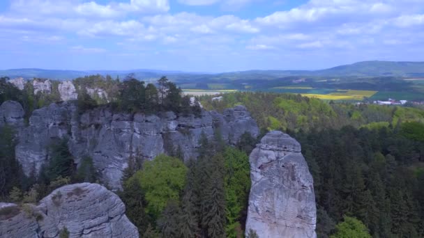 Czech共和国玛丽岩石景观大自然群山波希米亚天堂2023年春旋转到左无人机4K Uhd电影胶片 — 图库视频影像