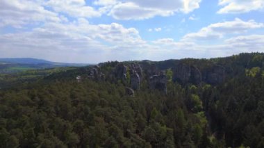 Bohem Cennet Tepesi Ormanı Czech Cumhuriyeti 'ni sallıyor, bahar 2023. Geniş yörünge görüntüsü insansız hava aracı 4k -- sinematik görüntüler..