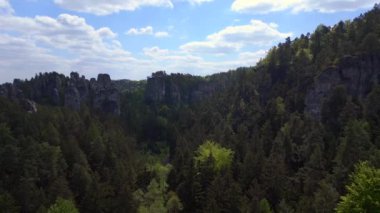 bohem cennet tepe ormanı czech cumhuriyetini sallıyor, 2023 baharında panorama 4k insansız hava aracı 4k -- sinematik görüntü.