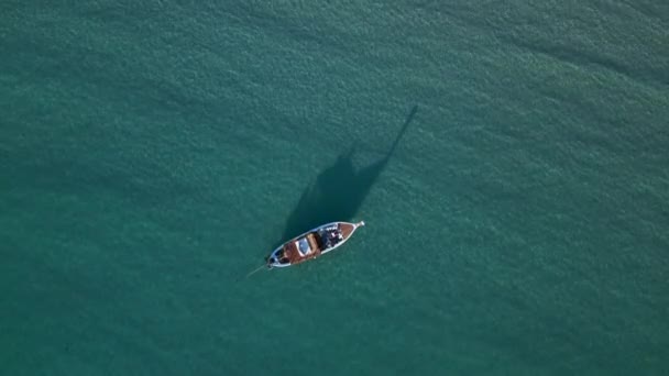 Тайская Длинная Хвостовая Лодка Пляже Бухты Лагуна Таиланд Лето 2022 — стоковое видео