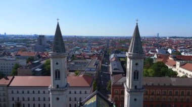 St. Ludwig City Kilisesi Münih Almanya Bavyera, yaz güneşli mavi gökyüzü gün 23 uçuş üstü insansız hava aracı 4k sinematik görüntü