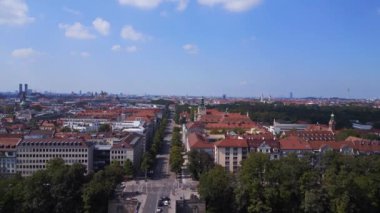 Altın Barış Meleği sütun şehri Münih Almanya Bavyera, yaz güneşli bulutlu gökyüzü gün 23 uçuş üstü insansız hava aracı 4k sinematik görüntü