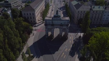 Zafer Kapısı şehri Münih Almanya Bavyera, yaz güneşli mavi gökyüzü, 23. İHA, 4 km 'den fazla sinematik görüntü çekti.