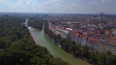 Altın Barış Meleği sütun şehri Münih Almanya Bavyera, yaz güneşli bulutlu gökyüzü gün 23 uçuş üstü insansız hava aracı 4k sinematik görüntü