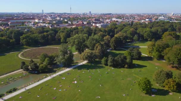 English Garden Munich Germany Bavarian Summer Sunny Blue Sky Day — Stok Video